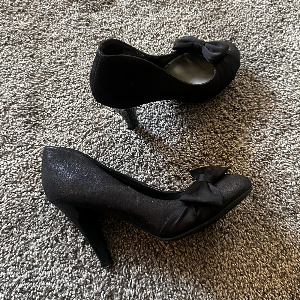 Black pumps with a bow